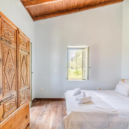 The Yellow Getaway - Next To Pithara Waterfalls Holiday home